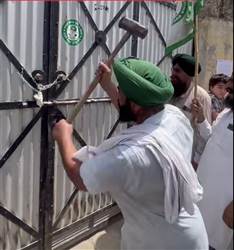 ਕਰਜ਼ਾ ਵਸੂਲੀ ਲਈ ਕਿਸਾਨ ਦੇ ਘਰ ਜੜ੍ਹਿਆ ਜਿੰਦਰਾ ਕਿਸਾਨ ਯੂਨੀਅਨ ਨੇ ਭੰਨਿਆ