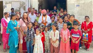ਕੇਕੇ ਬਾਵਾ ਨੇ ਛੋਟੀਆਂ ਬੱਚੀਆਂ ਤੋਂ ਬੰਨ੍ਹਵਾਈ ਰੱਖੜੀ