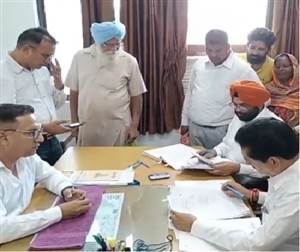 ਤਹਿਸੀਲਦਾਰ ਨਾਲ ਕਥਿਤ ਹੱਥੋਪਾਈ, ਕਮੀਜ਼ ਪਾੜਨ ਦਾ ਮਾਮਲਾ, ਸਰਕਾਰੀ ਦਫ਼ਤਰ ’ਚ ਮਚਿਆ ਜ਼ਬਰਦਸਤ ਹੰਗਾਮਾ, ਪੁਲਸ ਵੱਲੋਂ ਜਾਂਚ ਸ਼ੁਰੂ