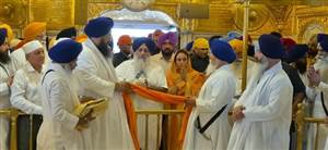 ਸੱਚਖੰਡ ਸ੍ਰੀ ਹਰਿਮੰਦਰ ਸਾਹਿਬ ਵਿਖੇ ਨਤਮਸਤਕ ਹੋਏ ਸੁਖਬੀਰ ਬਾਦਲ ਤੇ ਹਰਸਿਮਰਤ ਕੌਰ ਬਾਦਲ