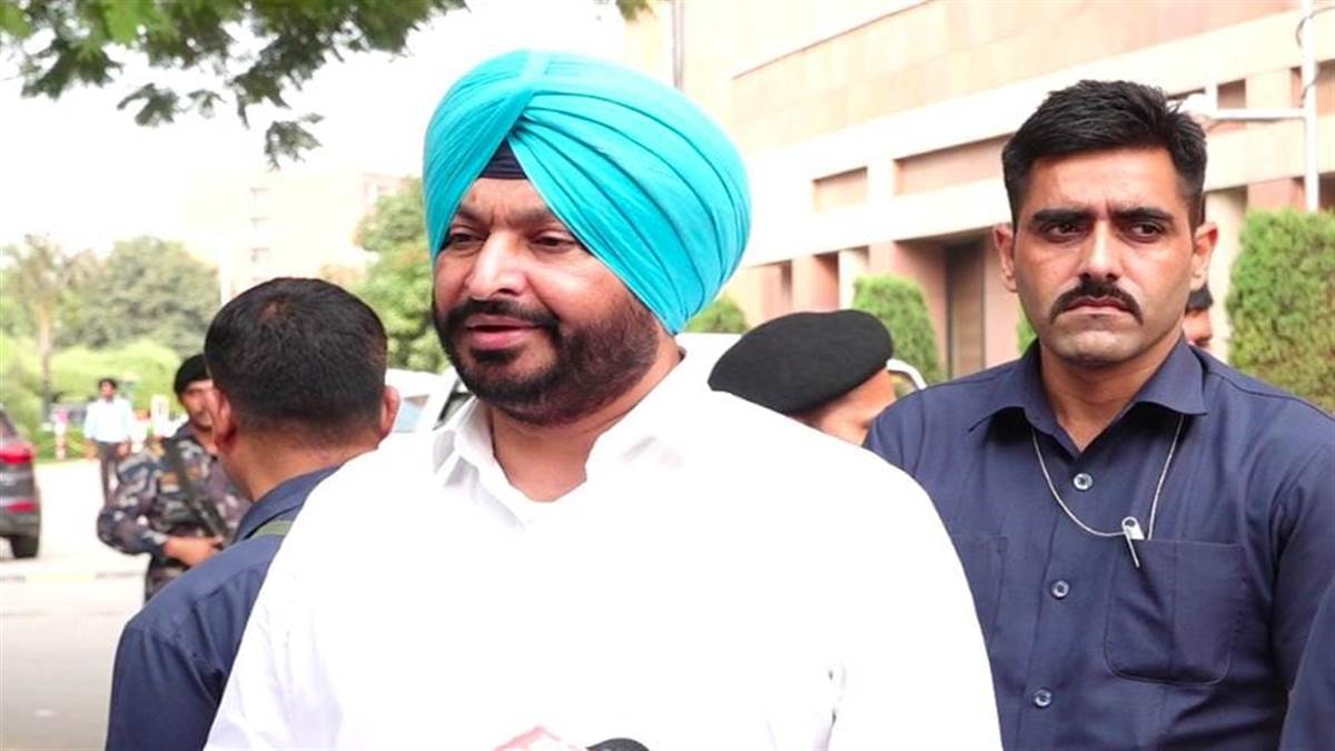 Rajveer Jawandha health Update : ਕੇਂਦਰੀ ਰਾਜ ਮੰਤਰੀ ਰਵਨੀਤ ਬਿੱਟੂ ਨੇ ਫੋਰਟਿਸ ਹਸਪਤਾਲ 'ਚ ਜਾਣਿਆ ਗਾਇਕ ਜਵੰਦਾ ਦਾ ਹਾਲ, ਹਸਪਤਾਲ ਵੱਲੋਂ ਜਾਰੀ ਰਿਪੋਰਟ 'ਚ ਹਾਲਤ ਅਜੇ ਵੀ ਗੰਭੀਰ
