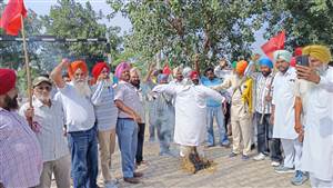 ਚੋਣ ਕਮਿਸ਼ਨ ਤੇ ਕੇਂਦਰ ਦਾ ਪੁਤਲਾ ਫੂਕਿਆ