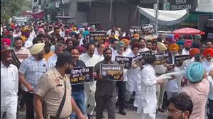 ਕਾਂਗਰਸੀਆਂ ਨੇ ਡੀਸੀ ਦਫ਼ਤਰ ਦੇ ਬਾਹਰ ਮੁੱਖ ਚੋਣ ਕਮਿਸ਼ਨਰ ਖ਼ਿਲਾਫ਼ ਕੀਤਾ ਰੋਸ ਪ੍ਰਦਰਸ਼ਨ, ਗਿਆਨੇਸ਼ ਕੁਮਾਰ ਦਾ ਫੂਕਿਆ ਪੁਤਲਾ