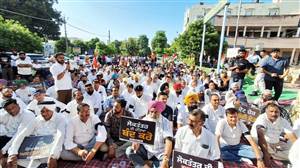 ਕਾਂਗਰਸ ਨੇ ਮੋਦੀ, ਅਮਿਤ ਸ਼ਾਹ ਤੇ ਗਿਆਨੇਸ਼ ਕੁਮਾਰ ਦਾ ਪੁਤਲਾ ਫੂਕਿਆ