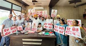 ਕਾਂਗਰਸ ਵੱਲੋਂ ਚੋਣ ਕਮਿਸ਼ਨਰ ਗਿਆਨੇਸ਼ ਕੁਮਾਰ ਨੂੰ ਹਟਾਉਣ ਦੀ ਮੰਗ ਨੂੰ ਲੈ ਕੇ ਕੀਤਾ ਪੁਤਲਾ ਫੂਕ ਮੁਜ਼ਾਹਰਾ