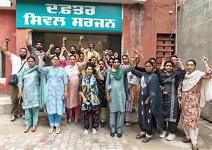 ਐੱਨਐੱਚਐੱਮ ਕਾਮਿਆਂ ਨੇ ਸਿਵਲ ਸਰਜਨ ਦਫਤਰ ਅੱਗੇ ਕੀਤਾ ਪ੍ਰਦਰਸ਼ਨ