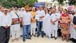 ਨਵਾਂਸ਼ਹਿਰ 'ਚ ਕਾਂਗਰਸੀਆਂ ਨੇ ਡੀਸੀ ਦਫ਼ਤਰ ਅੱਗੇ ਦਿੱਤਾ ਰੋਸ ਧਰਨਾ