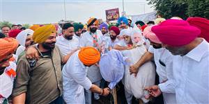 ਮੁੱਖ ਚੋਣ ਕਮਿਸ਼ਨਰ ਦੀ ਗ੍ਰਿਫ਼ਤਾਰੀ ਦੀ ਮੰਗ ਨੂੰ ਲੈ ਕੇ ਕਾਂਗਰਸ ਵੱਲੋਂ ਡੀਸੀ ਦਫ਼ਤਰ ਅੱਗੇ ਧਰਨਾ