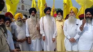 ਅਮਰੀਕੀ ਰਾਜਦੂਤ ਸਰਜਿਓ ਗੋਰ ਦੇ ਦਰਬਾਰ ਸਾਹਿਬ ਪਹੁੰਚਣ ’ਤੇ ਅਕਾਲੀ ਦਲ ਅੰਮ੍ਰਿਤਸਰ ਨੇ ਦਿਖਾਏ ਖਾਲਿਸਤਾਨੀ ਝੰਡੇ