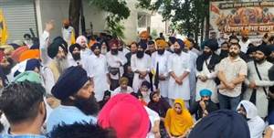 Hoshiarpur News : ‘ਵਾਰਿਸ ਪੰਜਾਬ ਦੇ’ ਤੇ ਸਿੱਖ ਜਥੇਬੰਦੀਆਂ ਨੇ SGPC ਪ੍ਰਧਾਨ ਦੇ ਘਰ ਅੱਗੇ ਲਾਇਆ ਧਰਨਾ, ਹਰਿਜੰਦਰ ਧਾਮੀ ਤੋਂ ਮੰਗਿਆ ਅਸਤੀਫ਼ਾ
