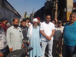 ਵਰਿਆਣਾ ਜਾਣ ਵਾਲੀ ਟੁੱਟੀ ਸੜਕ ਬਣਾਉਣ ਨੂੰ ਲੈ ਕੇ ਕੌਂਸਲਰ ਦੀ ਅਗਵਾਈ ’ਚ ਲੋਕਾਂ ਨੇ ਦਿੱਤਾ ਧਰਨਾ
