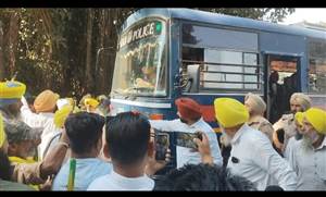 ਤਾਮਕੋਟ 'ਚ ਕਿਸਾਨਾਂ ਤੇ ਪੁਲਿਸ ਵਿਚਾਲੇ ਜ਼ਬਰਦਸਤ ਟਕਰਾਅ, ਬਸ ਘੇਰਨ ਮਗਰੋਂ SSP ਸਣੇ ਪੁਲਿਸ ਪਾਰਟੀ ਵਾਪਸ ਪਰਤੀ; ਕਈ ਕਿਸਾਨ ਜ਼ਖ਼ਮੀ ਹੋਣ ਦਾ ਦਾਅਵਾ