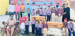 ਐੱਨਆਰਆਈ. ਪਰਿਵਾਰਾਂ ਵੱਲੋਂ ਸਕੂਲ ਨੂੰ ਇਨਵਰਟਰ ਤੇ ਏ.ਸੀ ਦਾਨ