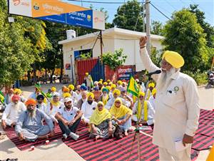 ਦਲਜੀਤ ਸਿੰਘ ਦੀ ਲਾਸ਼ ਪਰਿਵਾਰ ਨੂੰ ਸੌਂਪਣ ਦੀ ਮੰਗ ਨੂੰ ਲੈ ਕੇ ਕਿਸਾਨਾਂ ਵੱਲੋਂ ਥਾਣੇ ਦਾ ਘਿਰਾਓ