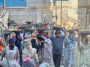 ਸ੍ਰੀ ਦਰਬਾਰ ਸਾਹਿਬ ਦੀ ਦਰਸ਼ਨੀ ਡਿਓਢੀ ਦੇ ਬਾਹਰ ਬੇਸਮੈਂਟ ਦੇ ਪਹਿਲੇ ਹਿੱਸੇ ’ਤੇ ਪਾਇਆ ਲੈਂਟਰ
