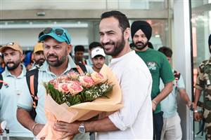 ਪੰਜਾਬ ਦੇ ਸੂਰਬੀਰਾਂ ਦੀ ਸ਼ਾਨਦਾਰ ਘਰ ਵਾਪਸੀ! ਵੀਨੂ ਮਾਂਕੜ ਟਰਾਫ਼ੀ' ਜਿੱਤ ਕੇ ਰਚਿਆ ਇਤਿਹਾਸ, ਮੁਹਾਲੀ ਏਅਰਪੋਰਟ 'ਚ ਹੋਇਆ ਜ਼ੋਰਦਾਰ ਸਵਾਗਤ