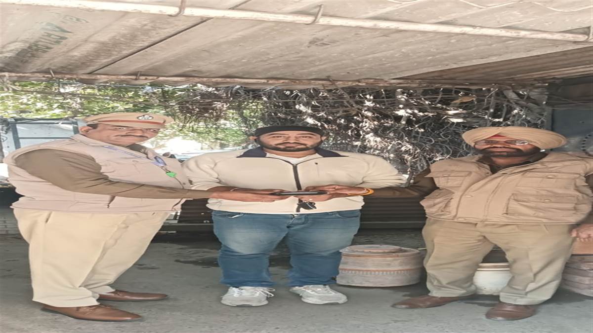 ਟ੍ਰੈਫਿਕ ਇੰਚਾਰਜ ਸੁਰਿੰਦਰ ਸਿੰਘ ਨੇ ਗੁੰਮ ਹੋਇਆ ਪਰਸ ਮਾਲਕ ਨੂੰ ਕੀਤਾ ਵਾਪਸ