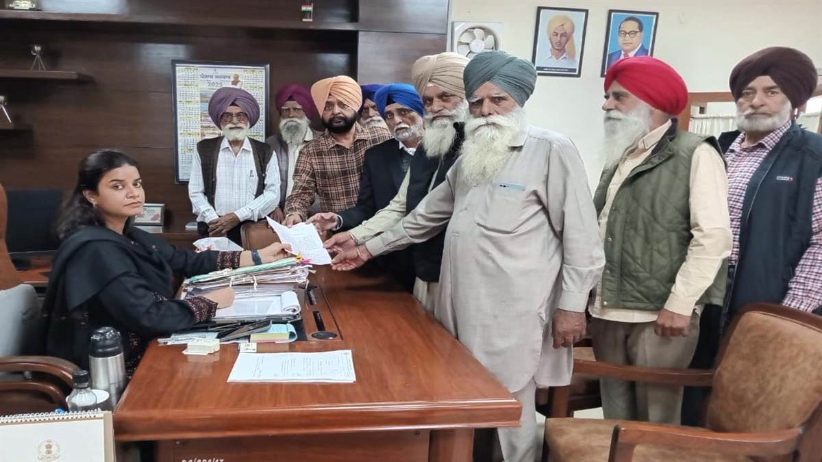 ਅਨਾਜ ਮੰਡੀ ਨੇੜੇ ਸ਼ਰਾਬ ਦੇ ਠੇਕੇ ਅਤੇ ਅਹਾਤੇ ਨੂੰ ਚੁਕਵਾਉਣ ਲਈ ਮੰਗ ਪੱਤਰ ਦਿੱਤਾ