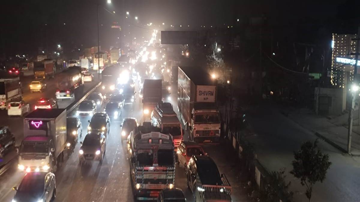 ਪਠਾਨਕੋਟ ਚੌਕ ’ਚ ਟ੍ਰੈਫਿਕ ਲਾਈਟਾਂ ਬੰਦ ਹੋਣ ਕਾਰਨ ਲੱਗਾ ਲੰਮਾ