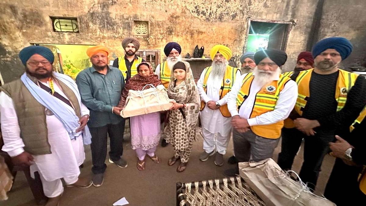 ਗੁਰਸਿੱਖ ਬਣੀਆਂ ਬੀਬੀਆਂ ਨੂੰ ਸਿਲਾਈ ਮਸ਼ੀਨਾਂ ਵੰਡੀਆਂ