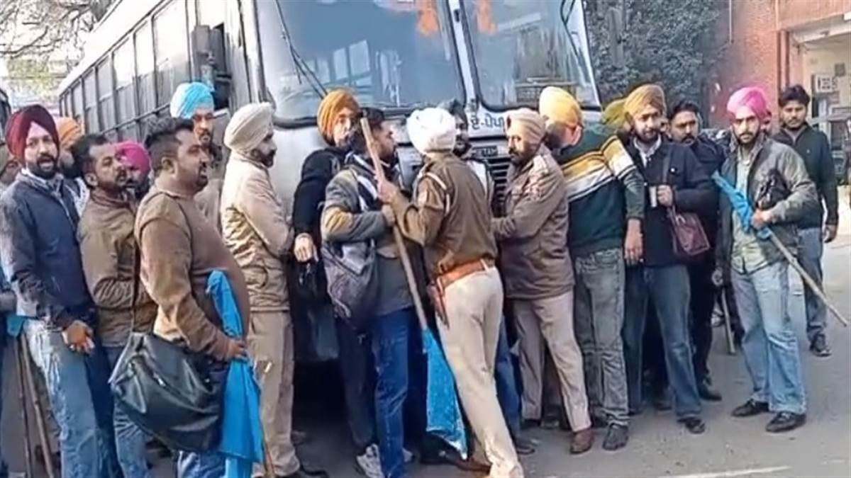 ਪੀਆਰਟੀਸੀ ਦੇ ਮੁਲਾਜ਼ਮਾਂ ਨੇ ਕਿੱਲੋਮੀਟਰ ਸਕੀਮ ਤਹਿਤ ਬੱਸਾਂ ਪਾਉਣ ਲਈ ਲਾਏ ਜਾ ਰਹੇ ਟੈਂਡਰ ਦੇ ਵਿਰੋਧ ’ਚ ਕੀਤੀ ਹੜਤਾਲ