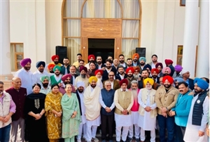 ਚੰਨੀ ਦੇ ਸ਼ਕਤੀ ਪ੍ਰਦਰਸ਼ਨ ਨਾਲ ਕਾਂਗਰਸ ’ਚ ਫੇਰਬਦਲ ਦੀਆਂ ਅਟਕਲਾਂ ਤੇਜ਼, ਘਰ ਪੁੱਜੇ ਕਾਂਗਰਸ ਦੇ ਵੱਡੇ ਨੇਤਾ