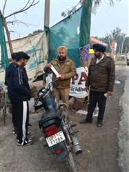 ਟ੍ਰੈਫਿਕ ਪੁਲਿਸ ਦੀ ਸਖ਼ਤੀ : ਮੁਬਾਰਕਪੁਰ ਇੰਚਾਰਜ ਵੱਲੋਂ ਨਿਯਮਾਂ ਦੀ ਉਲੰਘਣਾ ਕਰਨ ਵਾਲਿਆਂ ਦੇ ਕੀਤੇ ਚਾਲਾਨ
