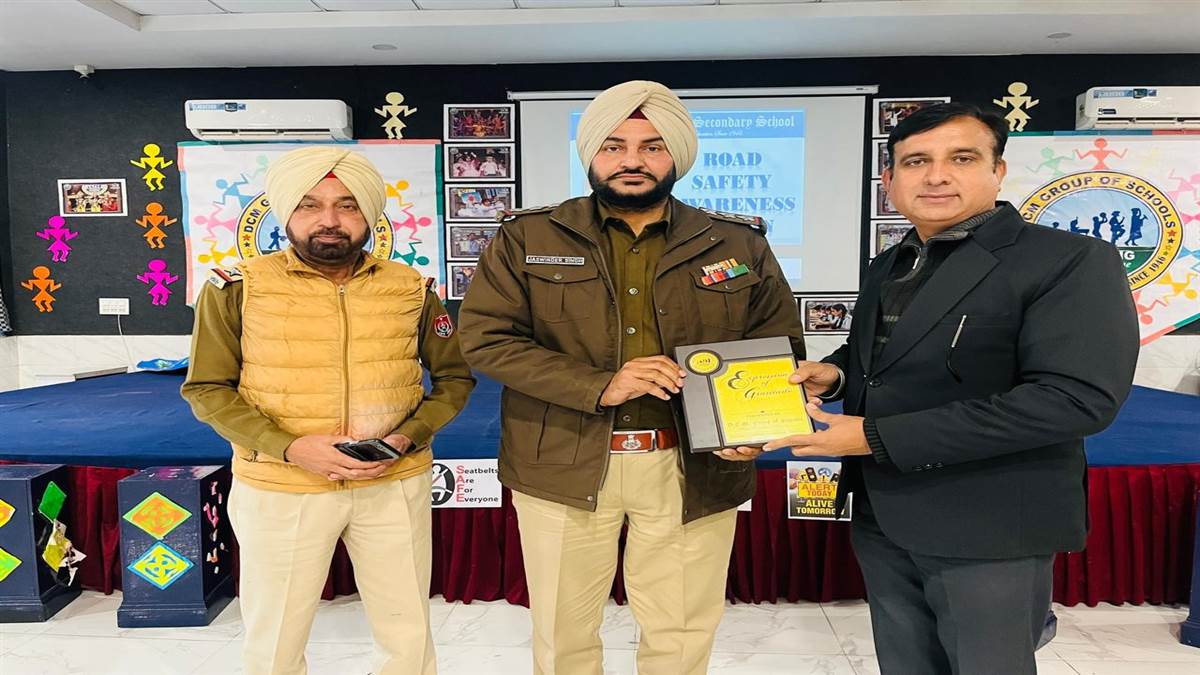 ਡੀਸੀਐੱਮ ਮਾਡਲ ਸਕੂਲ ’ਚ ਟ੍ਰੈਫਿਕ ਨਿਯਮਾਂ ਬਾਰੇ ਕੀਤਾ ਜਾਗਰੂਕ