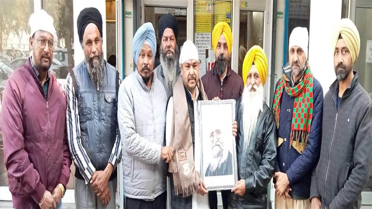 ਉਘੇ ਸਮਾਜ ਸੇਵਕ ਪੰਡਤ ਨਰਿੰਦਰ ਕਾਲਾ ਮੂਲੇਪੁਰ ਨੂੰ ਕੀਤਾ ਸਨਮਾਨਤ