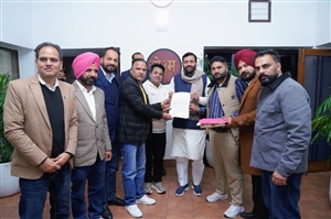 ਸੜਕ ਦੀ ਹਾਲਤ ਸੁਧਾਰਨ ਲਈ ਵਫਦ ਨੇ ਸੀਐੱਮ ਸੈਣੀ ਨੂੰ ਦਿੱਤਾ ਮੰਗ ਪੱਤਰ
