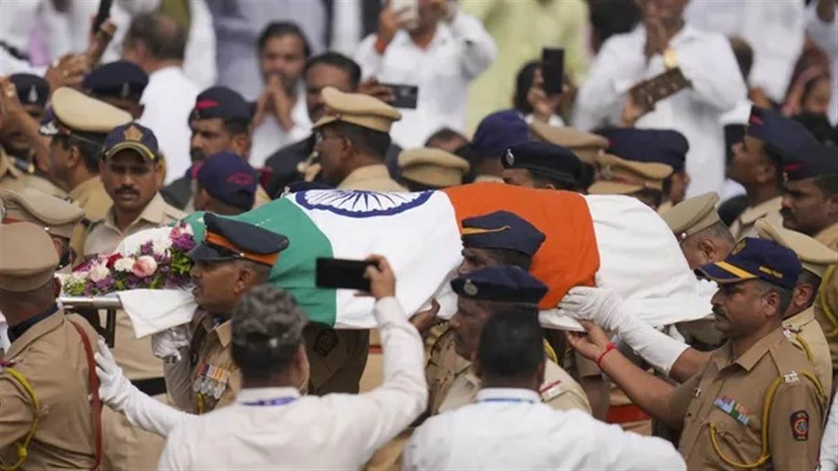 ਪੰਜ ਤੱਤਾਂ 'ਚ ਵਿਲੀਨ ਹੋਏ ਅਜੀਤ 'ਦਾਦਾ'; ਪੁੱਤਰਾਂ ਨੇ ਦਿੱਤੀ ਮੁੱਖ ਅਗਨੀ, ਅਮਿਤ ਸ਼ਾਹ ਤੇ ਨਿਤਿਨ ਨਵੀਨ ਸਣੇ ਕਈ ਵੱਡੀਆਂ ਹਸਤੀਆਂ ਹੋਈਆਂ ਸ਼ਾਮਲ