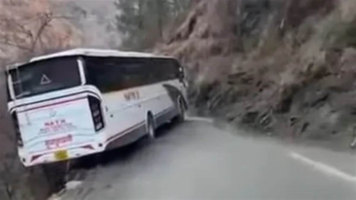 ਰੂਹ ਕੰਬਾਊ ਹਾਦਸਾ : ਹਿਮਾਚਲ ’ਚ ਸੈਲਾਨੀਆਂ ਨਾਲ ਭਰੀ ਬੱਸ ਸੜਕ ਤੋਂ ਫਿਸਲ ਕੇ ਹਵਾ ’ਚ ਲਟਕੀ, ਮਚਿਆ ਚੀਕ-ਚਿਹਾੜਾ