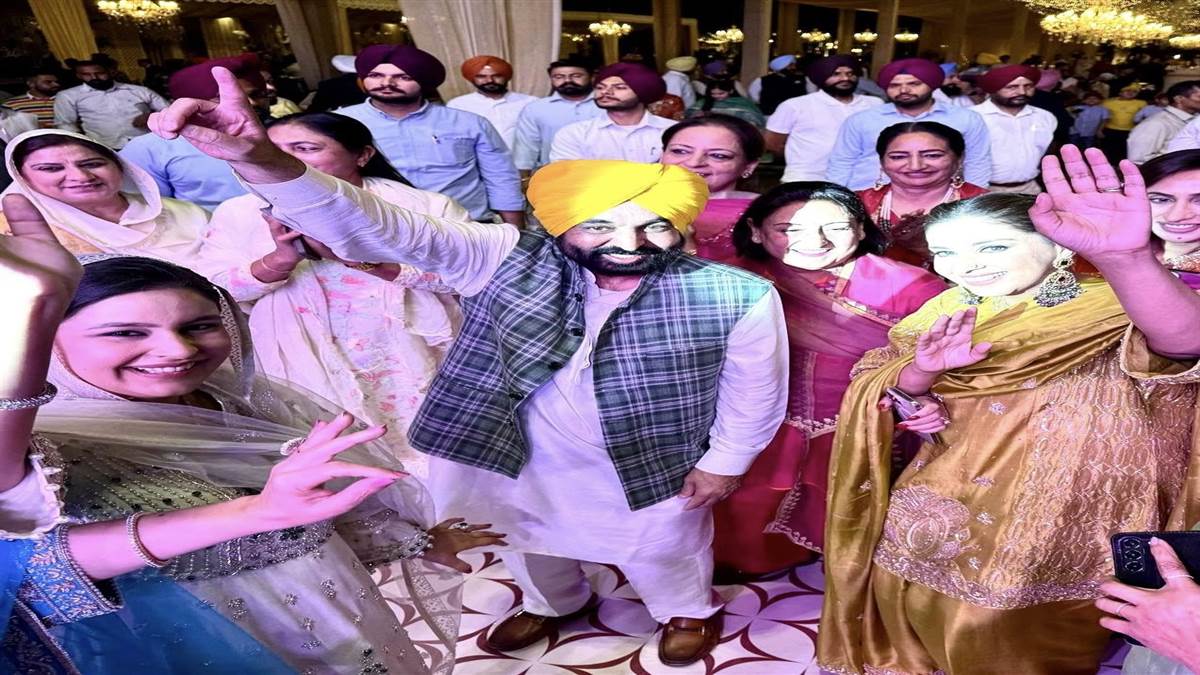 CM ਭਗਵੰਤ ਮਾਨ ਦੀ ਧੀ ਦੇ ਬਰਥਡੇ ਸੈਲੀਬ੍ਰੇ੍ਸ਼ਨ 'ਚ ਵੱਡੀਆਂ ਹਸਤੀਆਂ ਨੇ ਕੀਤੀ ਸ਼ਿਰਕਤ, ਸਟੇਜ 'ਤੇ ਸਾਰਿਆਂ ਨੇ ਪਾਇਆ ਭੰਗੜਾ
