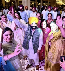 CM ਭਗਵੰਤ ਮਾਨ ਦੀ ਧੀ ਦੇ ਬਰਥਡੇ ਸੈਲੀਬ੍ਰੇ੍ਸ਼ਨ 'ਚ ਵੱਡੀਆਂ ਹਸਤੀਆਂ ਨੇ ਕੀਤੀ ਸ਼ਿਰਕਤ, ਸਟੇਜ 'ਤੇ ਸਾਰਿਆਂ ਨੇ ਪਾਇਆ ਭੰਗੜਾ