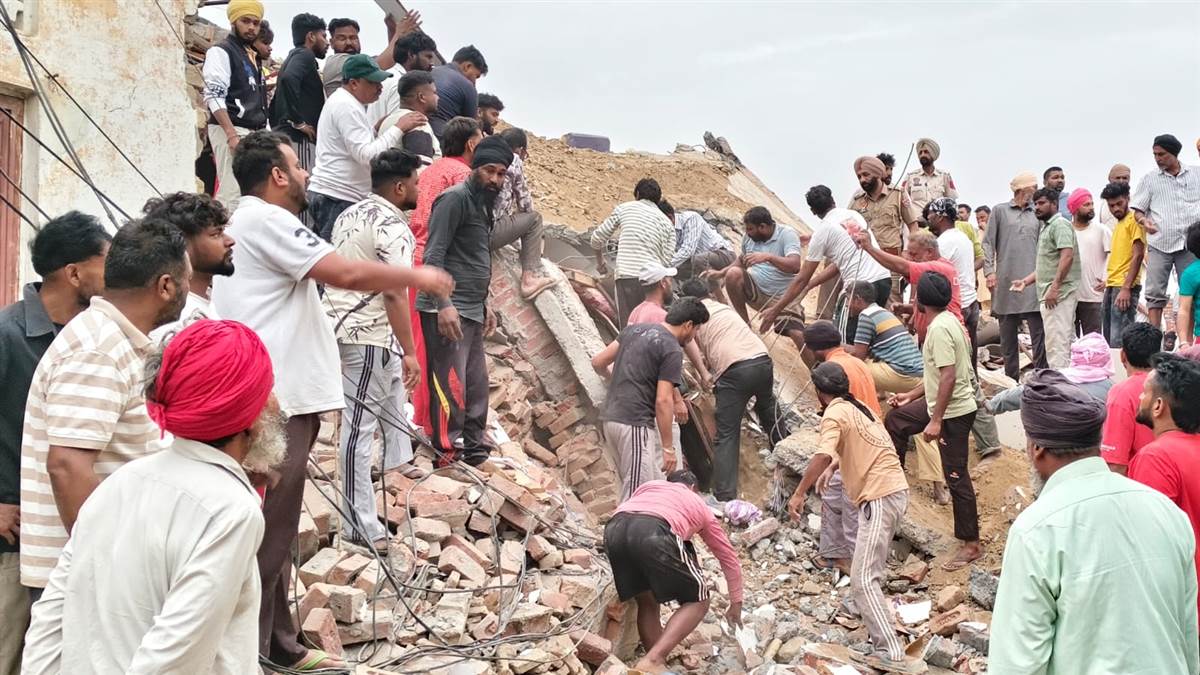 ਬਰਨਾਲਾ 'ਚ ਵੱਡਾ ਹਾਦਸਾ: ਜੈੱਕ ਨਾਲ ਉੱਚਾ ਚੁੱਕਿਆ ਜਾ ਰਿਹਾ ਮਕਾਨ ਡਿੱਗਿਆ, ਮਲਬੇ ਹੇਠ ਦੱਬਣ ਨਾਲ 3 ਮਜ਼ਦੂਰਾਂ ਦੀ ਮੌਤ