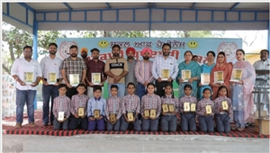 ਪ੍ਰਾਇਮਰੀ ਸਕੂਲ ’ਚ ਹੋਣਹਾਰ ਵਿਦਿਆਰਥੀਆਂ ਨੂੰ ਦਿੱਤੇ ਇਨਾਮ