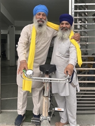 ਗ੍ਰੰਥੀ ਸਿੰਘ ਨੂੰ ਸਾਈਕਲ ਦਿੱਤਾ