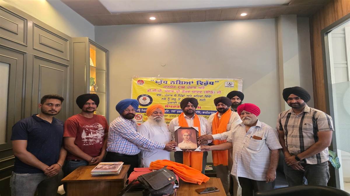 ਅਮਰ ਸ਼ਹੀਦ ਭਗਤ ਸਿੰਘ ਆਈਟੀਆਈ ਮੋਗਾ ਵਿਖੇ ਚੇਅਰਮੈਨ ਨਰਿੰਦਰਪਾਲ ਸਿੰਘ ਵੱਲੋਂ ਪੁਲਿਸ ਅਧਿਕਾਰੀਆਂ ਦਾ ਸਨਮਾਨ