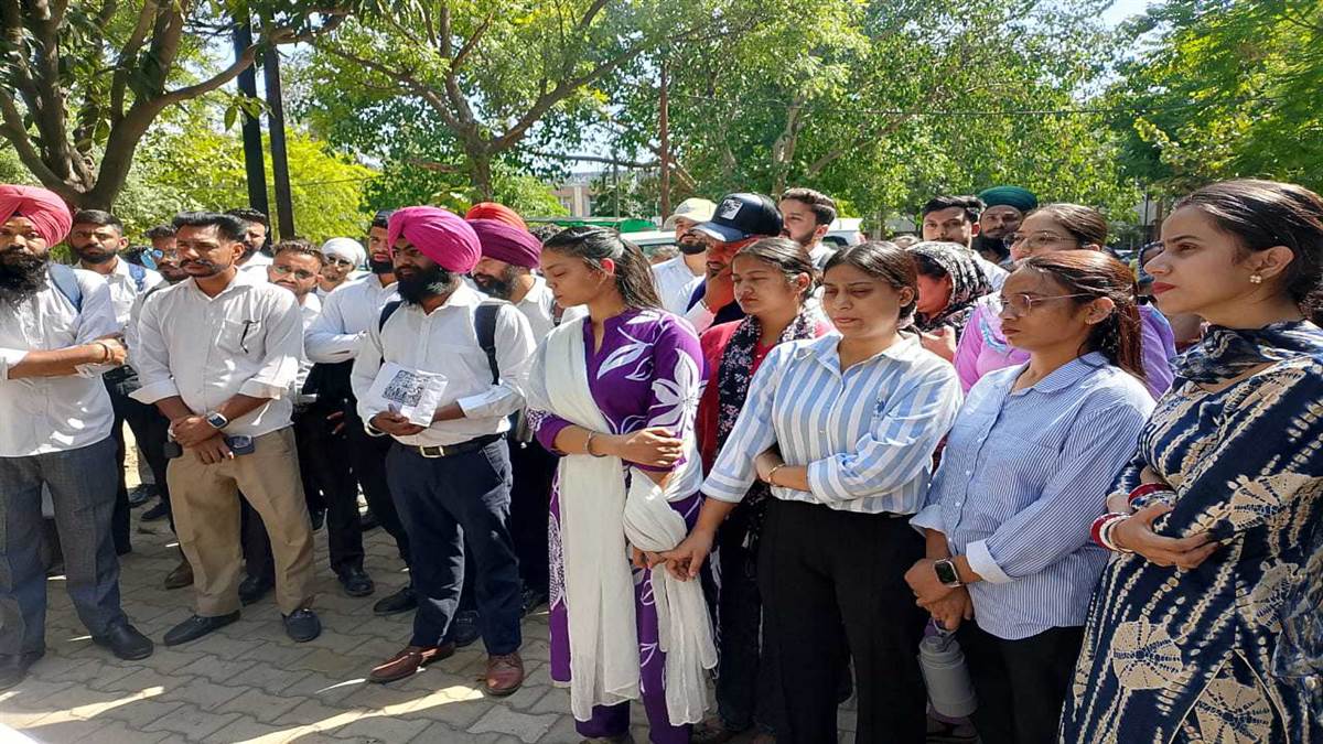 ਸੇਵਾ ਕੇਂਦਰਾਂ ਦੇ ਮੁਲਾਜ਼ਮਾਂ ਨੇ ਮੰਗਾਂ ਨੂੰ ਲੈ ਕੇ ਜਤਾਇਆ ਰੋਸ