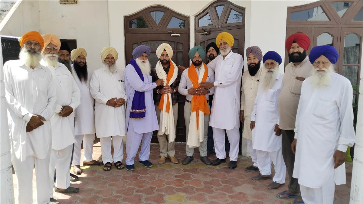 ਪਿੰਡ ਖੇਲਾ ਵਾਸੀਆਂ ਨੇ ਕੀਤੀ ਨਿਵੇਕਲੀ ਪਹਿਲ, ਲਾਈਨਮੈਨ ਤੇ ਪਟਵਾਰੀ ਸਨਮਾਨਿਤ