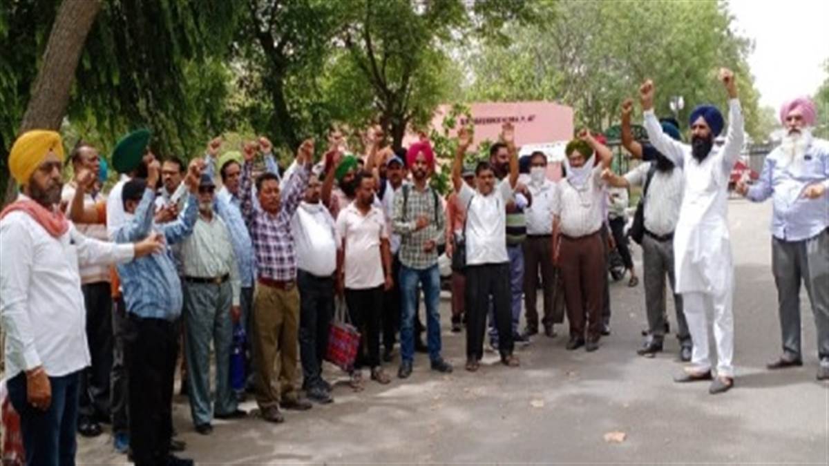 Employees protest against budget neglect at thermal plant Lehra Mohabbat
