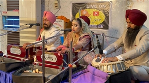 Different custom instead of Apne Viah de vich nachda fire the bride and groom perform Shabad Kirtan after Anand Karj