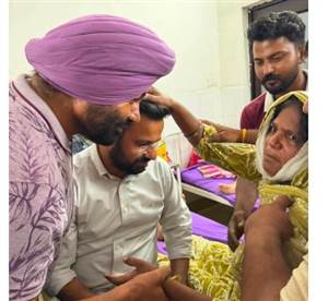 Barnala Lathicharge : ਮੇਅਰ ਹਸਨਪ੍ਰੀਤ ਭਾਰਦਵਾਜ ਨੇ ਜ਼ਖ਼ਮੀ ਸਫ਼ਾਈ ਸੇਵਕਾਂ ਨੂੰ ਰੈੱਡ ਕਰਾਸ ਵੱਲੋਂ 7.50 ਲੱਖ ਰੁਪਏ ਦੀ ਵਿੱਤੀ ਸਹਾਇਤਾ ਦੇ ਚੈੱਕ ਵੰਡੇ