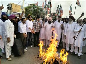 ਵੱਧ ਰਹੀਆਂ ਕੀਮਤਾਂ ਖਿਲਾਫ਼ ਕਾਂਗਰਸ ਵੱਲੋਂ ਜ਼ਬਰਦਸਤ ਰੋਸ ਪ੍ਰਦਰਸ਼ਨ, ਕੇਂਦਰ ਸਰਕਾਰ ਤੇ ਮੋਦੀ ਦਾ ਪੁਤਲਾ ਫੂਕਿਆ