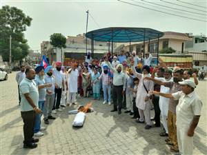 ਮੁੱਖ ਮੰਤਰੀ ਦੀ ਅਰਥੀ ਸਾੜ ਕੇ ਮੁਲਾਜ਼ਮਾਂ ਨੇ ਰੋਸ ਜਤਾਇਆ