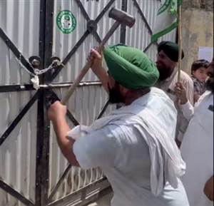 ਕਰਜ਼ਾ ਵਸੂਲੀ ਲਈ ਕਿਸਾਨ ਦੇ ਘਰ ਜੜ੍ਹਿਆ ਜਿੰਦਰਾ ਕਿਸਾਨ ਯੂਨੀਅਨ ਨੇ ਭੰਨਿਆ, ਚਾਰ ਦਿਨ ਤੋਂ ਘਰ ’ਚ ਬੰਨ੍ਹੇ ਭੁੱਖੇ ਭਾਣੇ ਪਸ਼ੂਆਂ ਨੂੰ ਪਿਆਇਆ ਪਾਣੀ