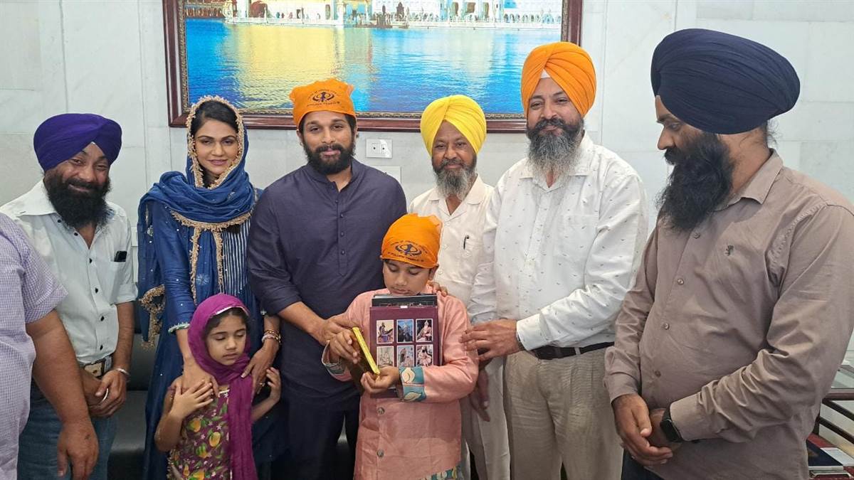 ਦੱਖਣੀ ਫਿਲਮਾਂ ਦੇ ਨਾਇਕ ਅੱਲੂ ਅਰਜੁਨ ਪਰਿਵਾਰ ਸਮੇਤ ਸੱਚਖੰਡ ਸ੍ਰੀ ਹਰਿਮੰਦਰ ਸਾਹਿਬ ਹੋਏ ਨਤਮਸਤਕ