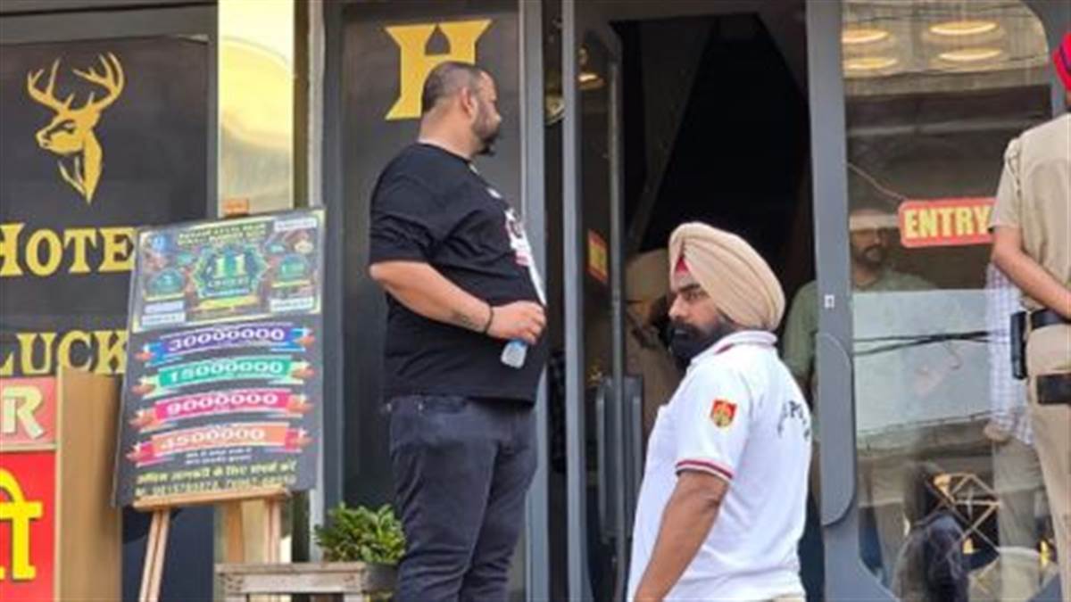 ਜੀਕਰਪੁਰ 'ਚ ਹੋਟਲ ਦੇ ਬਾਹਰ ਦੇਰ ਰਾਤ ਦੋ ਧੜਿਆਂ 'ਚ ਖੂਨੀ ਝੜਪ, ਇੱਕ ਨੌਜਵਾਨ ਦੇ ਸਿਰ ਵਿੱਚ ਲੱਗੀ ਗੋਲ਼ੀ;  ਇਲਾਕੇ ਵਿੱਚ ਦਹਿਸ਼ਤ