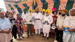 ਵਿਧਾਇਕ ਰੰਧਾਵਾ ਨੇ ਪਿੰਡ ਸਹਾਰੀ ਵਿਖੇ 'ਮੁੱਖ ਮੰਤਰੀ ਸਿਹਤ ਯੋਜਨਾ' ਤਹਿਤ ਸਿਹਤ ਕਾਰਡ ਵੰਡੇ