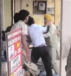 ਦਿਨ-ਦਿਹਾੜੇ ਦੋ ਧਿਰਾਂ ਵਿਚਾਲੇ ਖ਼ੂਨੀ ਝੜਪ, ਇਲਾਕੇ ’ਚ ਦਹਿਸ਼ਤ ਦਾ ਮਾਹੌਲ